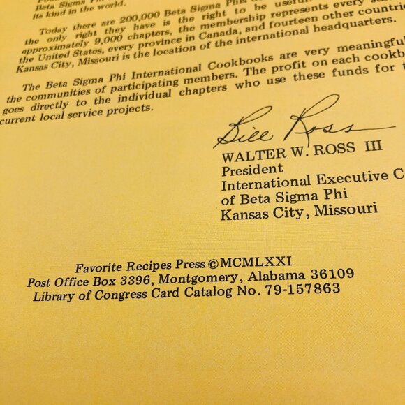 Vtg 70s Holiday Cookbook Beta Sigma Phi International Illustrated Softcover - Picture 8 of 11